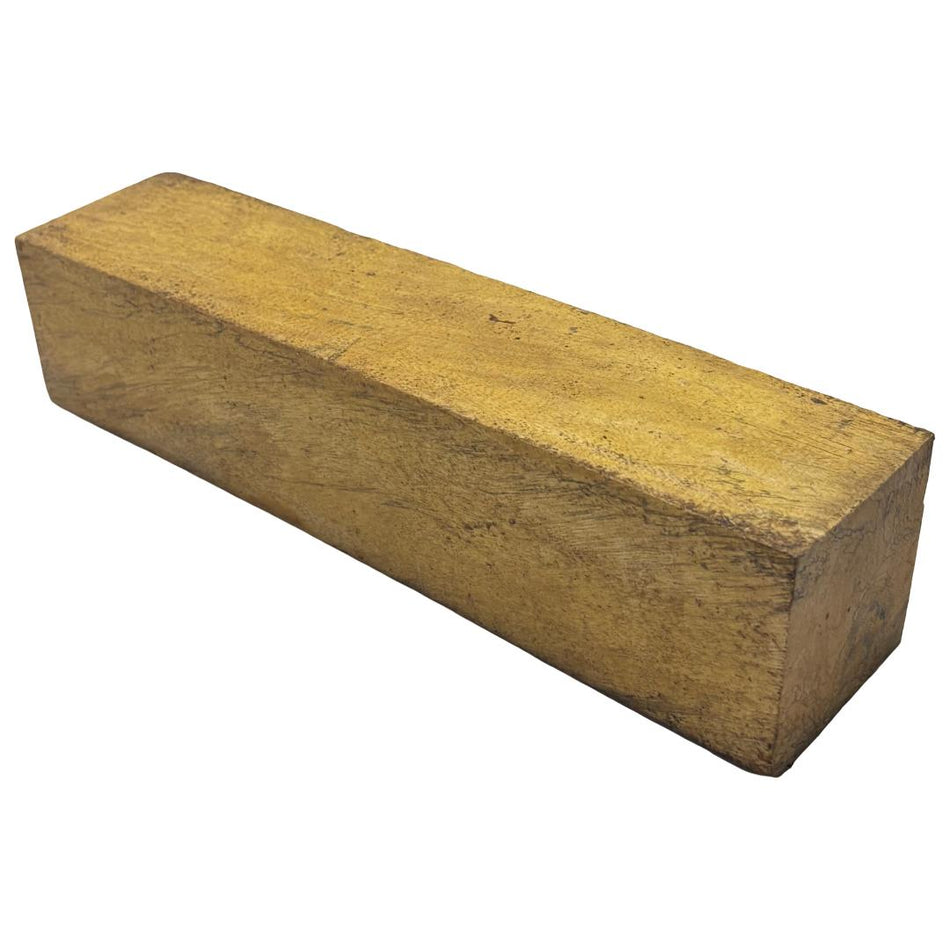 Molino de pimienta de tamarindo amarillo en blanco