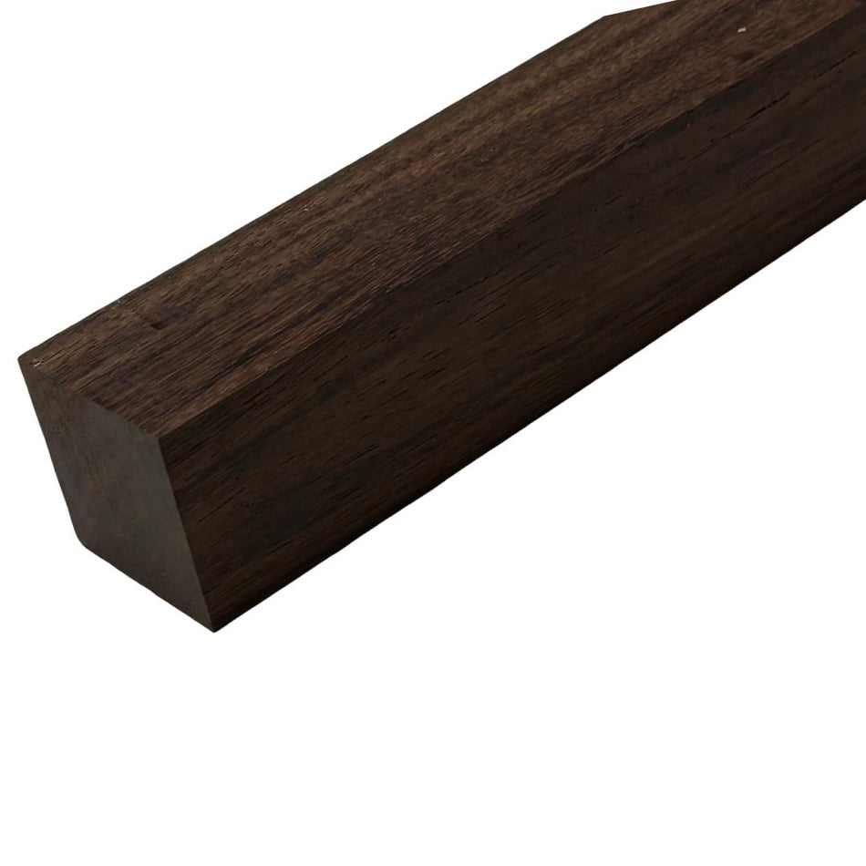 Madera de laurel indio torneando espacios en blanco 