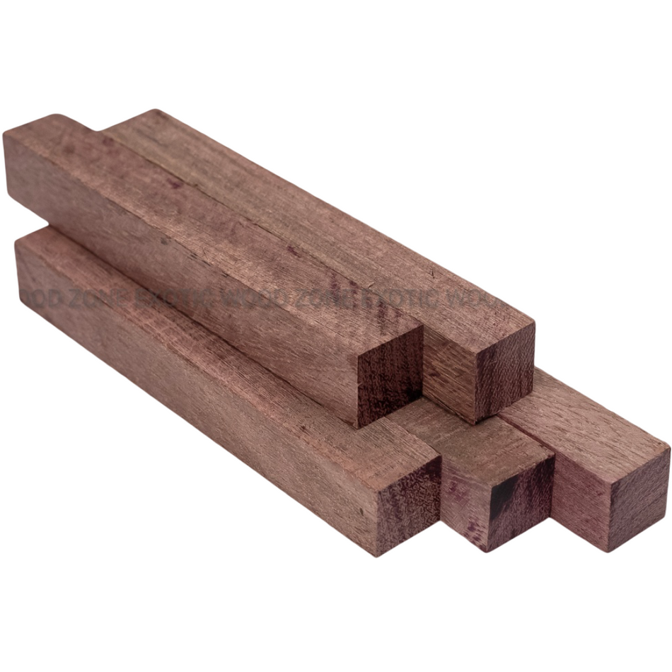 Espacios en blanco de pluma de madera de corazón púrpura